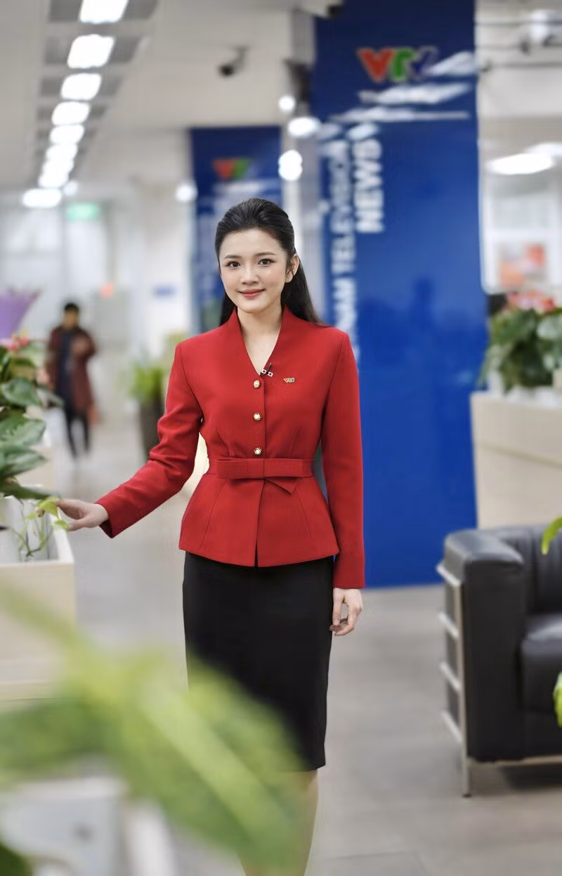 Với ước mơ trở thành một BTV truyền hình, trong vòng 1 năm Khánh Linh đã giảm hơn 23kg nhờ ăn uống điều độ, khoa học và chăm chỉ tập luyện để hướng tới mục tiêu mình mong muốn.