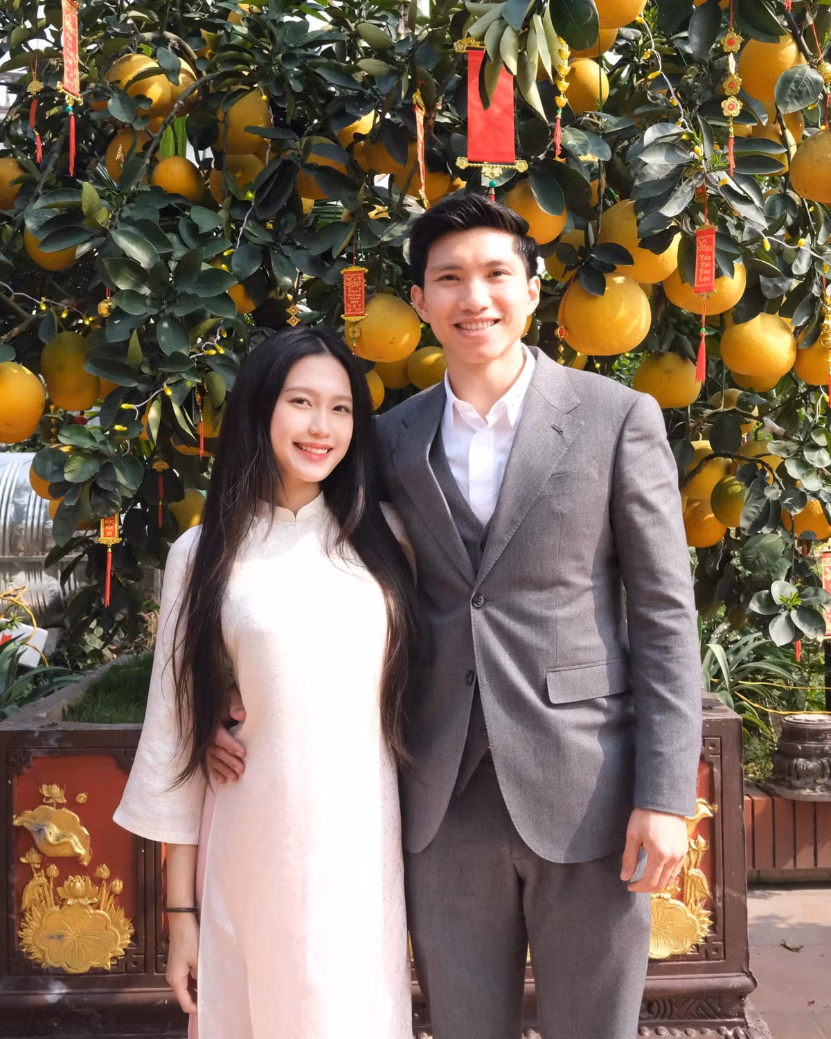 Dù không chia sẻ chi tiết nhưng hậu vệ đội tuyển Việt Nam vẫn tiết lộ chuyện mình đã chuẩn bị quà chu đáo cho bà xã xinh đẹp. Văn Hậu cảm thán: "Yên trí, đầy đủ, không có là ngủ phòng phụ".
