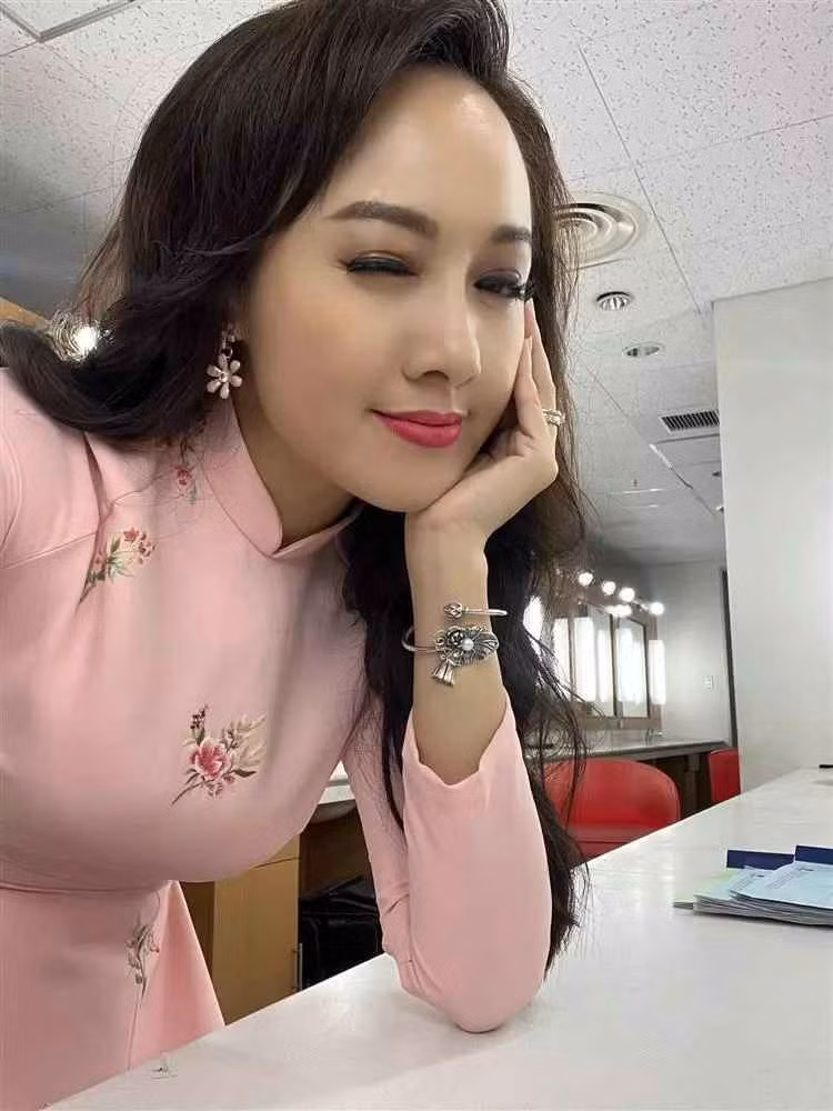 Kèm theo loạt ảnh, BTV Hoài Anh tiết lộ vừa hoàn thành xong một chương trình nên mới quyết định selfie vài chiếc ảnh làm kỉ niệm.