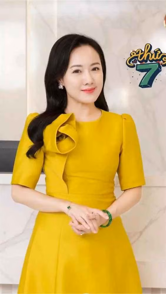 Khoảnh khắc ghi lại, nữ BTV VTV mặc bộ áo dài màu hồng, make-up nhẹ nhàng, để tóc xõa khoe cận vẻ đẹp dịu dàng.
