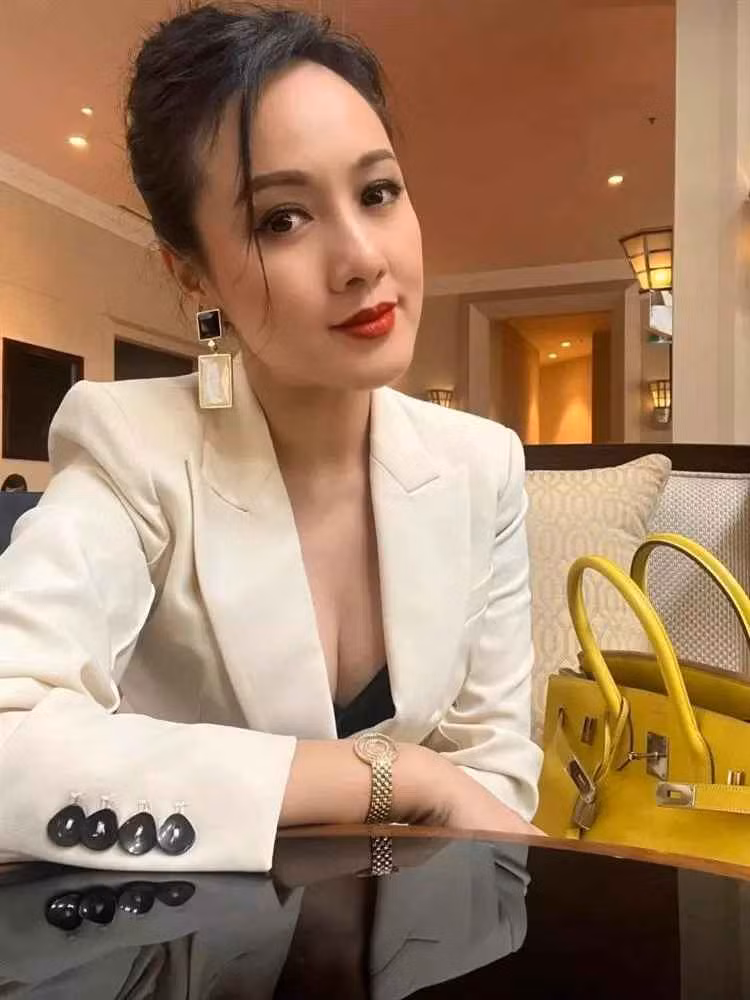 Đặc biệt, làn da mịn màng không nếp nhăn của Hoài Anh làm ai cũng trầm trồ.