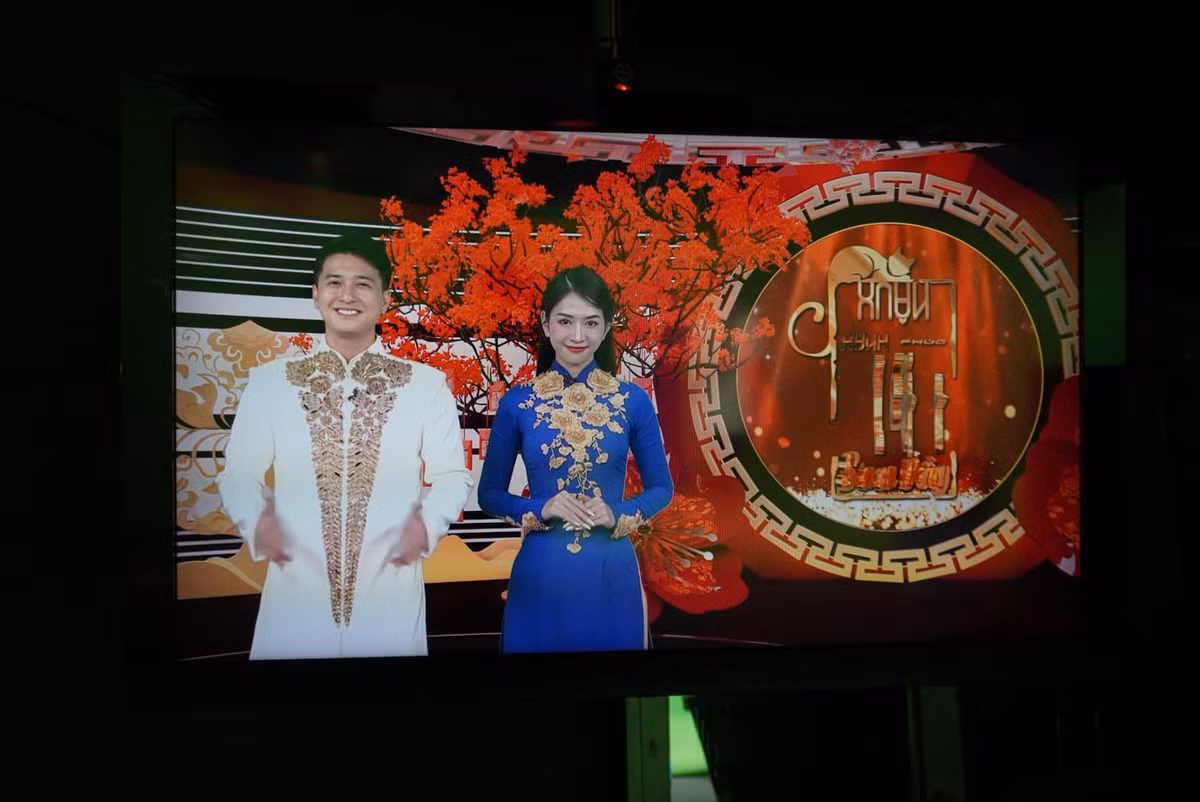 Loạt khoảnh khắc dịu dàng của nữ MC nhà đài sau khi được chia sẻ lên mạng xã hội đã khiến không ít người bất ngờ. Ai nấy đều phải "dụi mắt" trước vẻ đẹp trong trẻo, dịu dàng của hot girl Lê Bống, đặc biệt khi cô xuất hiện với "giao diện" tà áo dài thướt tha.