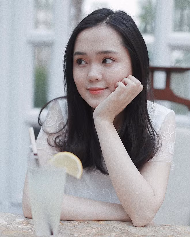 Trước khi sinh nở, vợ Duy Mạnh vẫn giữ được nhan sắc tươi tắn.