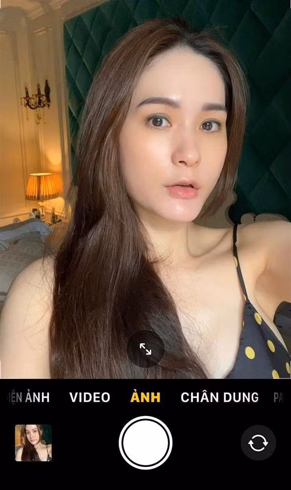 Theo đó, khi nhận được quá nhiều câu hỏi: "Anh Vũ ơi, anh thấy sao khi vợ mình liên tục mặc bồ hở bạo tại các sự kiện của gia đình thời gian gần đây", doanh nhân họ Nguyễn thẳng thắn: "À, anh thấy đẹp".