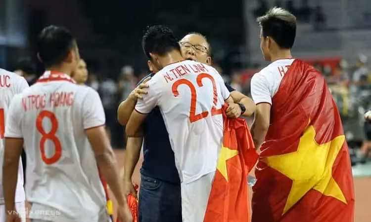 Không chỉ đưa bóng đá Việt Nam ngày càng khởi sắc, thầy Park còn ghi dấu ấn hình ảnh về một HLV giàu tình cảm, vui tính, xây dựng được sự đoàn kết giữa các cầu thủ tại các cấp độ đội tuyển Việt Nam.