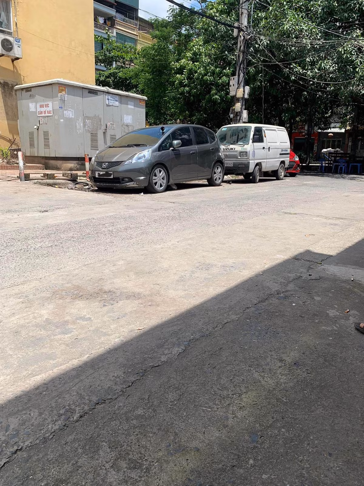 Đỗ xe dưới chung cư, tài xế bị chiếc guốc... úp sọt vỡ kính Do xe duoi chung cu, tai xe bi chiec guoc... up sot vo kinh