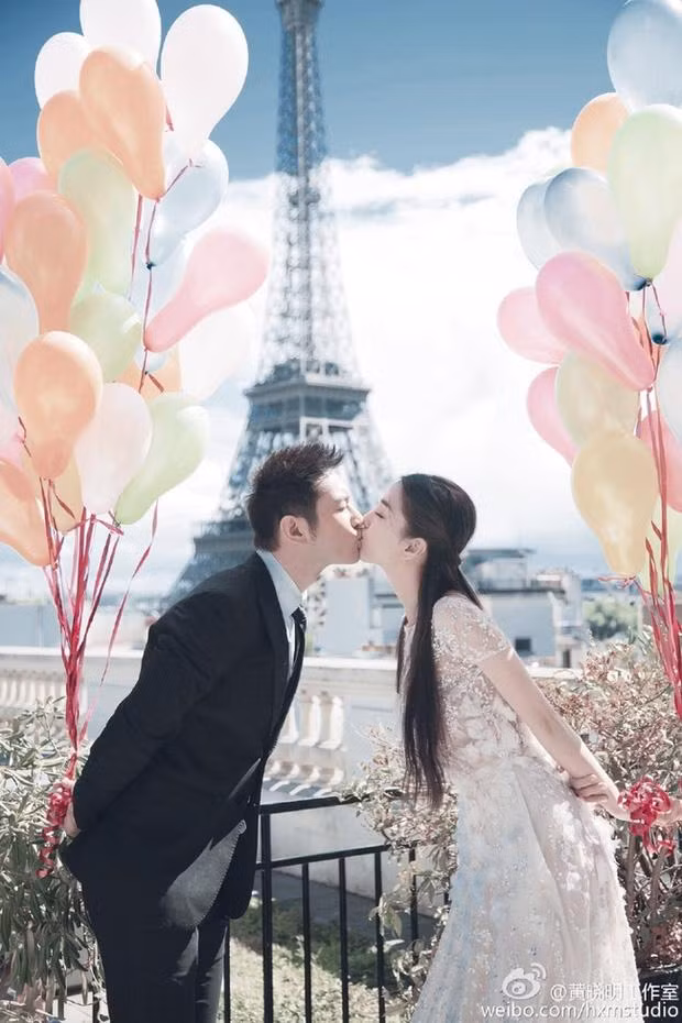 Huỳnh Hiểu Minh và Angela Baby chính thức công khai mối quan hệ vào năm 2014 sau một thời gian hẹn hò. Trước đó, để hôn lễ thêm phần ý nghĩa, họ còn lặn lội sang tận Pháp, tới nhiều địa điểm nổi tiếng để chụp ảnh cưới. Những bức hình của cặp đôi ngôi sao khi ấy làm nhiều người xuýt xoa vì quá đẹp và sang.