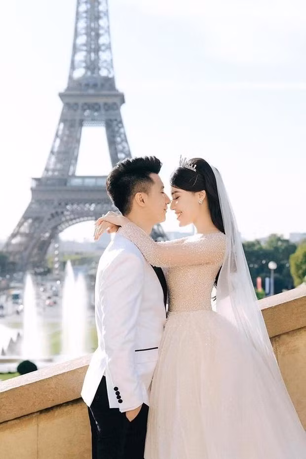 Không chỉ có ảnh cưới ở cùng địa điểm, cách tạo dáng y hệt, Âu Hà My và Trọng Hưng cũng tổ chức hôn lễ vào tháng 10, sau cặp đôi ngôi sao Trung Quốc 4 năm.