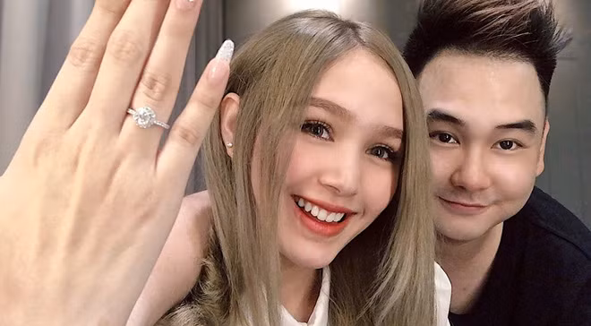 Trong số Q&amp;A của fan dành cho Xoài Non, có người còn thắc mắc cặp đôi này đang sống chung hay sống riêng dù họ đã về chung một nhà 1 năm nay rồi.
