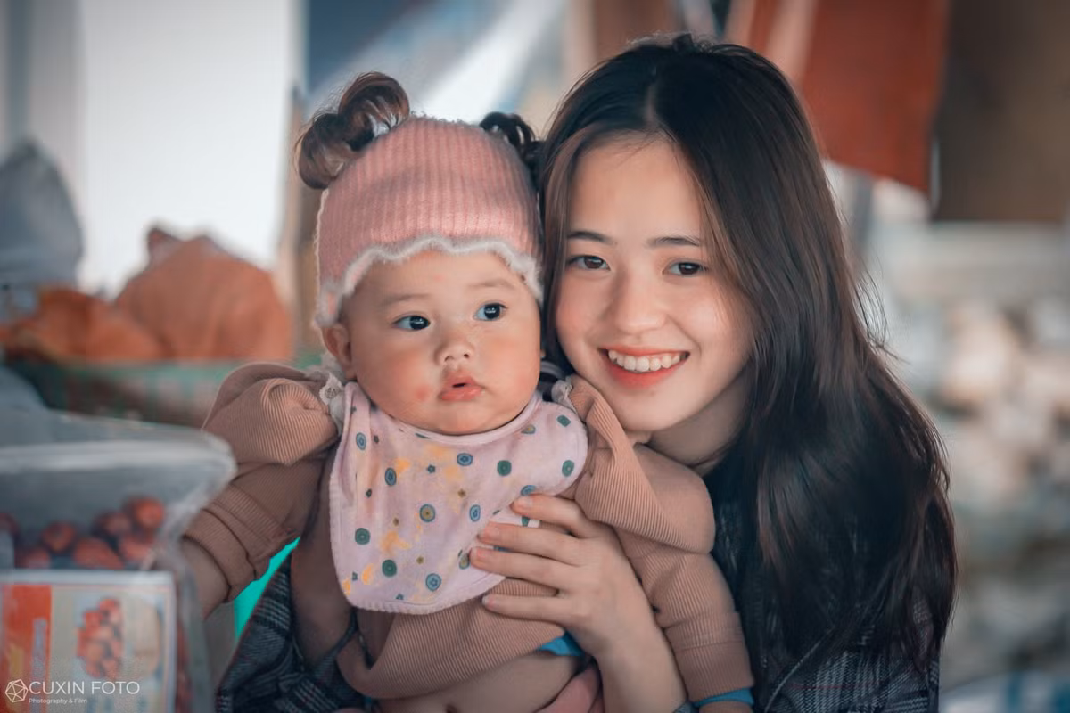 Những ngày qua sau những bức ảnh cực đẹp của những bé gái vùng cao tại dốc Thẩm Mã thì nhiếp ảnh gia Phạm Xuân Quý tức Cuxin Foto lại đăng tải loạt ảnh về " em gái bán lê" Hà Giang.