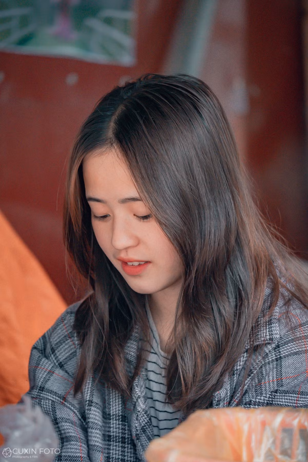 Trước đây vào năm 2018, Vàng Thị Sinh từng rất nổi tiếng với cộng đồng yêu phượt, sau video đang ngồi bán lê, được một du khách quay và đăng tải trên mạng.
