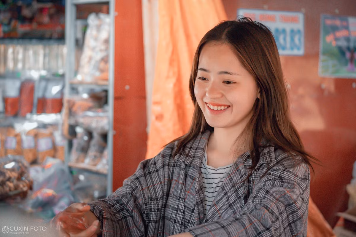Vàng Thị Sinh cho biết, sau khi nổi tiếng bất ngờ trên mạng, đến nay có nhiều du khách tới gian hàng của gia đình cô chụp ảnh kỷ niệm chung và mua sắm, điều này khiến cô rất vui và cảm ơn mọi người.