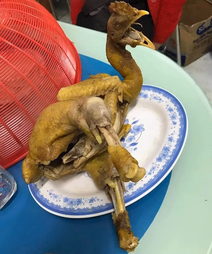 Thắp hương xong, cô gái bày mâm ra thì thấy gà bên trong còn sống nguyên và đã có nói lại với chủ quán nhưng đáp lại là sự tỉnh bơ và bảo cả chợ này ai chả luộc vậy.