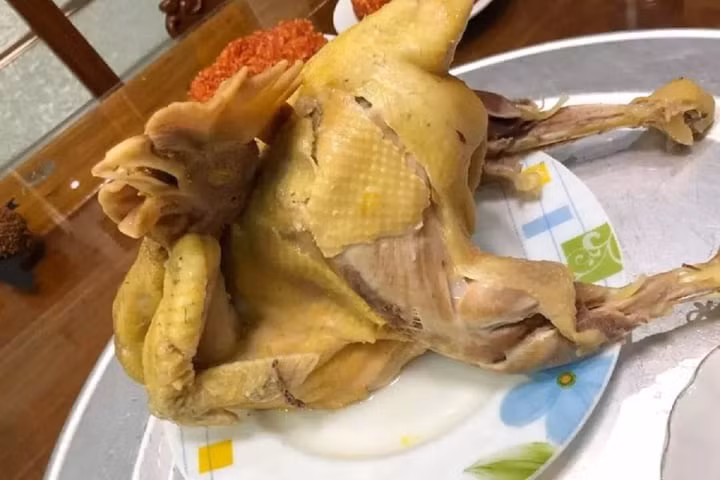 Nữ chính trong câu chuyện mua gà cúng còn sống nguyên trên cho biết thêm cô mua con gà 400.000 đồng, 3 đĩa xôi bé 90.000 đồng, 5 lạng giò 125.000 đồng. Tổng 615.000 đồng.