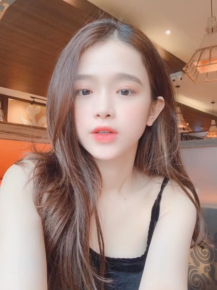 Nhờ mạng xã hội, Linh Ka bắt đầu được chú ý qua hàng loạt bản cover với chất giọng trong trẻo, dễ nghe như Lạc nhau có phải muôn đời, Nơi này có anh…