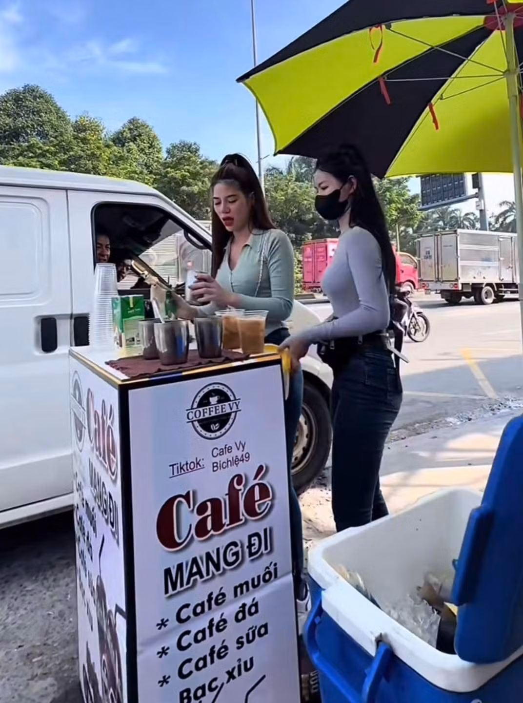 Với lợi thế gương mặt ưa nhìn cùng thân hình cân đối, quyến rũ, Vy đã đăng hàng loạt clip tràn đầy năng lượng bên quầy cà phê lên Tiktok. Cũng nhờ những video này mà tài khoản Tiktok cá nhân của Vy sở hữu nhiều người theo dõi.