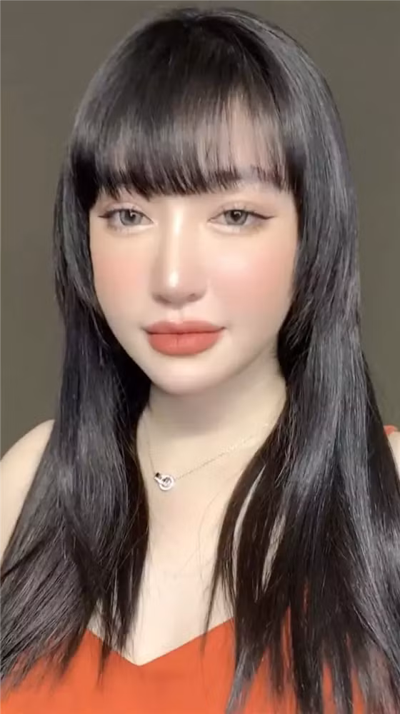 Sau đoạn clip của ê kíp Elly Trần đăng tải, fan khá bất ngờ, thậm chí còn chê bai hoặc nghi mẹ 2 con đã mang bầu lần thứ 3 với dung nhan múp míp bất thường