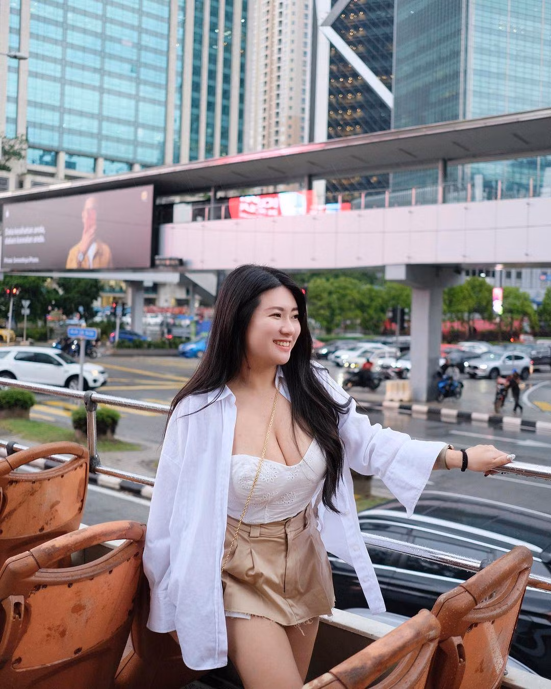 Sueanne Kang nhận được nhiều lời khen ngợi với gu chọn váy áo tôn dáng trong chừng mực và luôn biến hóa để mới mẻ.