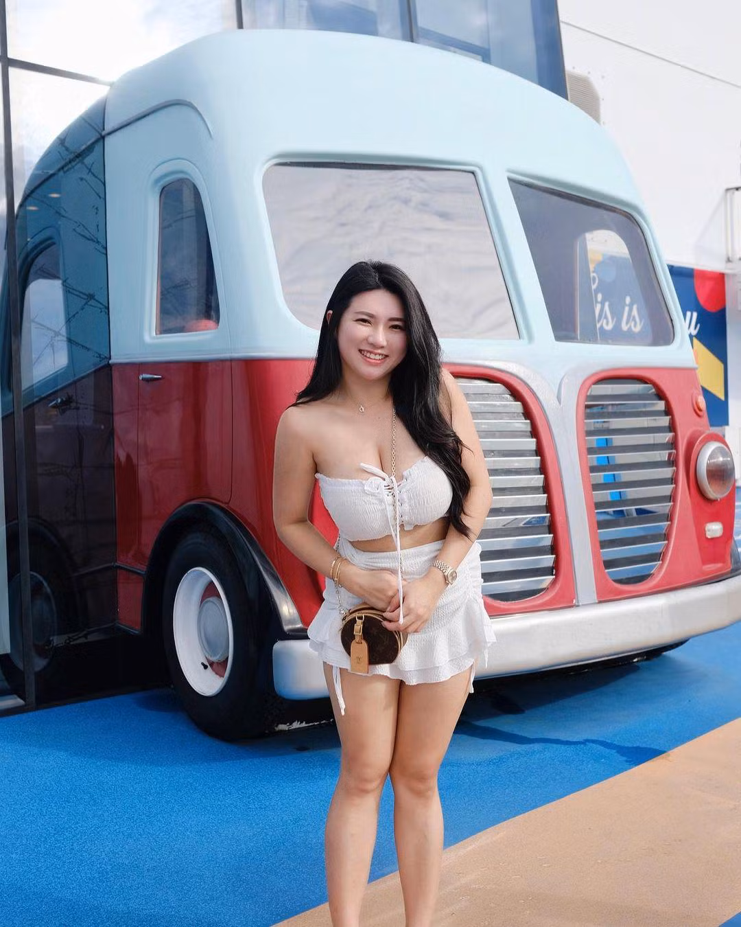 Tuy vóc dáng đầy đặn, nhưng Sueanne Kang vẫn có những đường cong quyến rũ, với vòng eo nhỏ và vòng 1, vòng 3 đầy đặn.