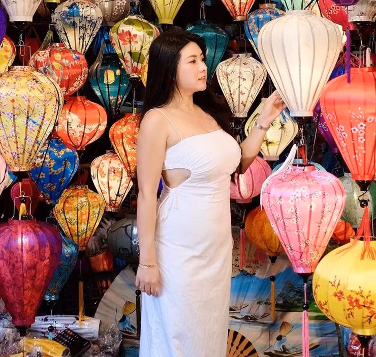 Nhiều fans Việt Nam cũng vào bình luận, khen ngợi sắc vóc của bà mẹ 1 con đẹp nhất Malaysia.