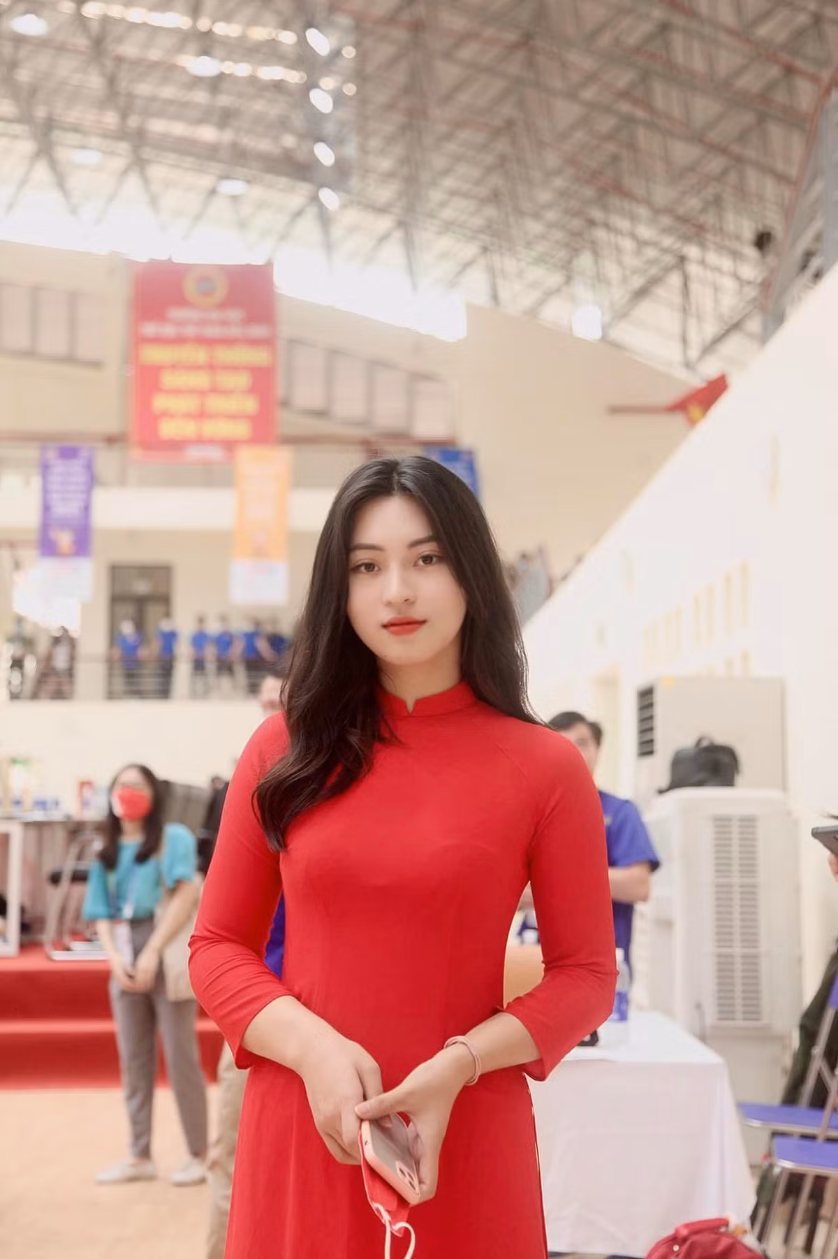Hầu hết, các tình nguyện viên có mặt trước các trận đấu khoảng 30 phút để chuẩn bị công việc. Ban tổ chức còn rất chu đáo chuẩn bị từ trang phục, lo từng bữa ăn, hỗ trợ phương tiện đi lại... cho các tình nguyện viên.