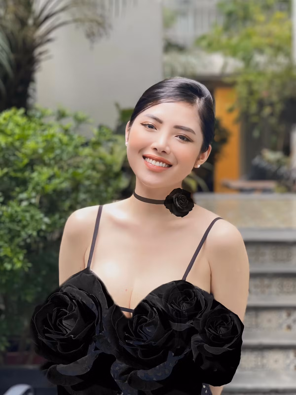 “Tôi đã chụp lại toàn bộ màn hình, vì thế nếu ai còn đăng tin sai sự thật, bôi nhọ hoặc không chịu gỡ bài gây ảnh hưởng tới cuộc sống tinh thần và vật chất của tôi thì sẽ phải trả giá trước pháp luật”, nữ tiếp viên hàng không nhấn mạnh.