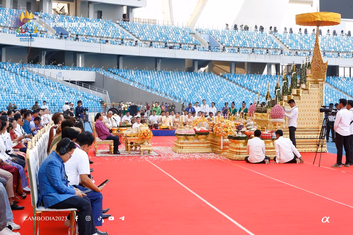 Trước đó, một lễ cầu nguyện đã được tổ chức tại SVĐ Morodok Techo.
