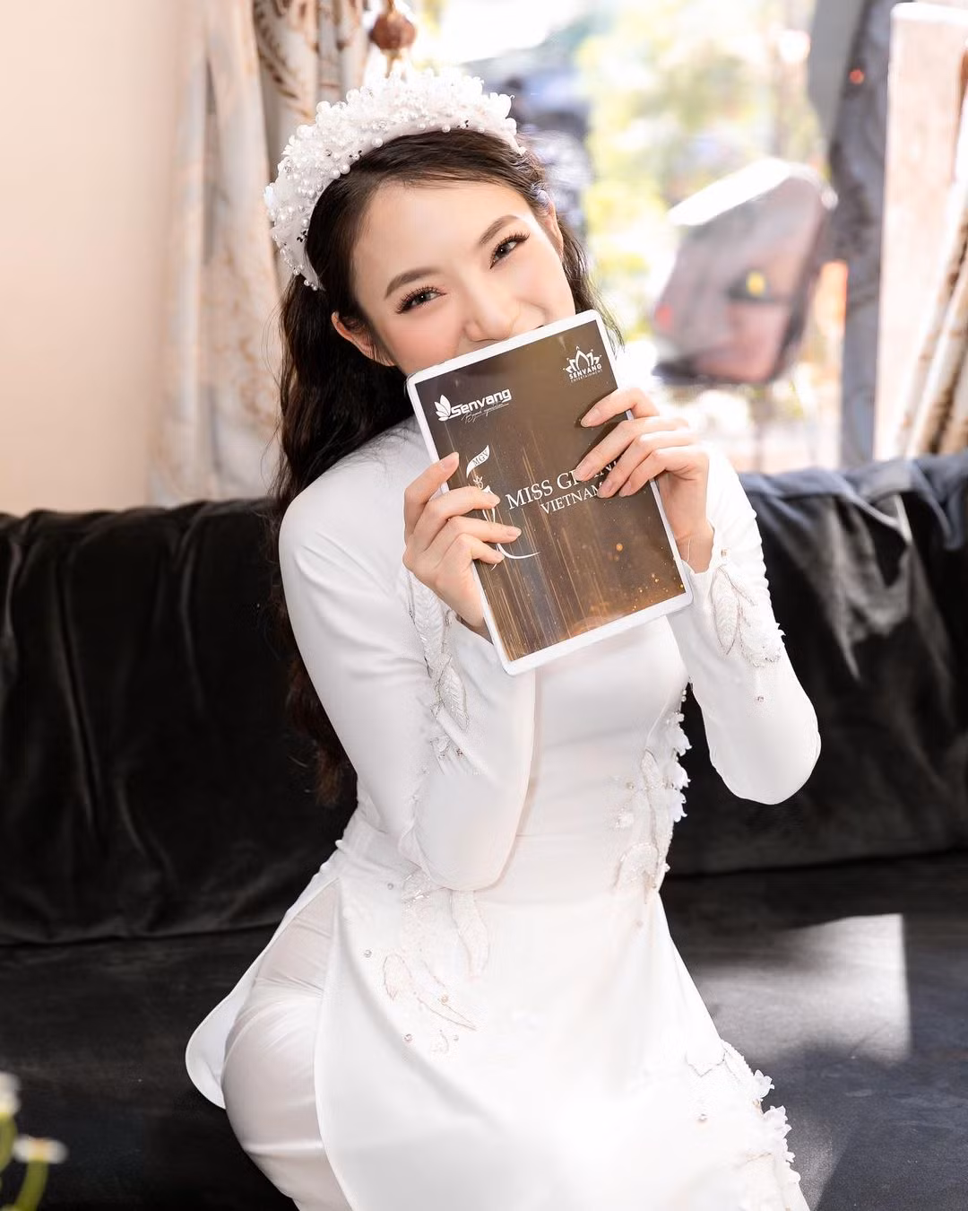Trên trang cá nhân của mình, Khánh Vy có viết: "Sài Gòn hôm qua ấm áp quá, bởi hàng trăm nghìn người cùng chung một niềm vui, niềm tự hào chào đón Hoa hậu Thuỳ Tiên về nước".