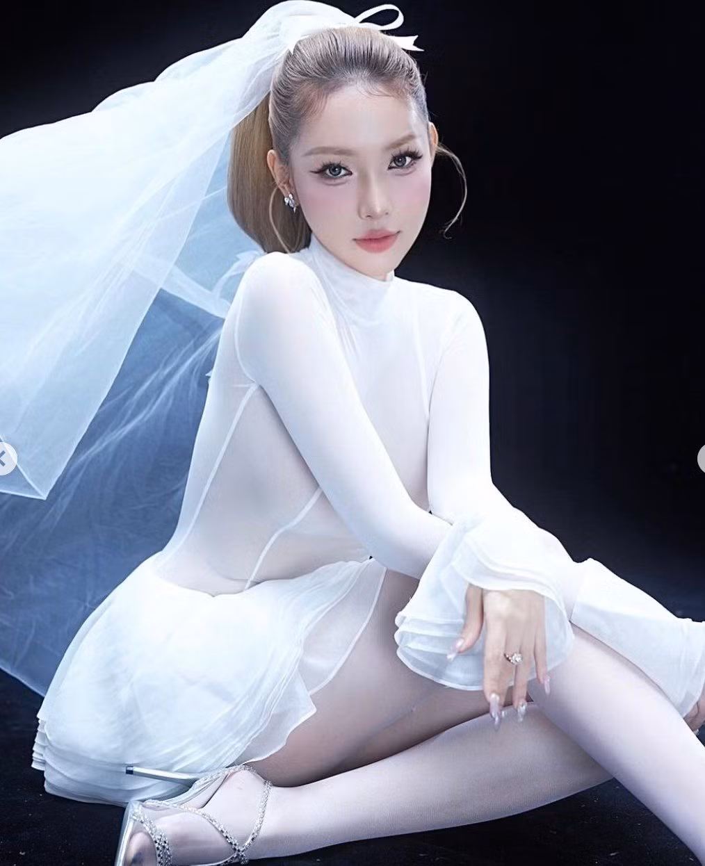 So với những tiêu chuẩn các cô dâu đài các, nhu mì hay phải mặc váy dài, váy công chúa xòe bồng... thì hình ảnh này của Mỹm Trần được nhận định là thú vị và mang đến cho khán giả một cái nhìn khác hơn.