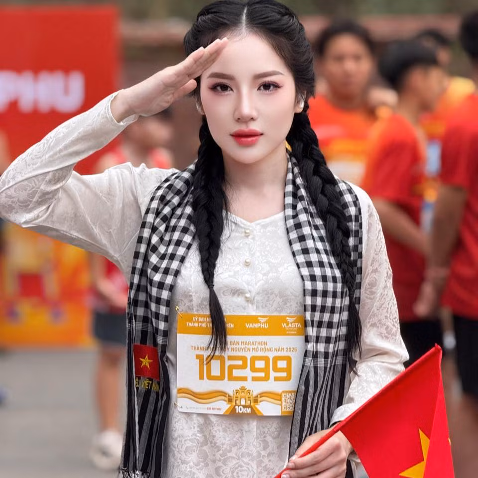 Gần đây, Loan Barbie nổi lên trong cộng động runner phong trào với vẻ ngoài xinh đẹp cùng những hình ảnh khỏe khoắn, vóc dáng chuẩn mực, có phần nóng bỏng mỗi khi tham gia các giải đấu.