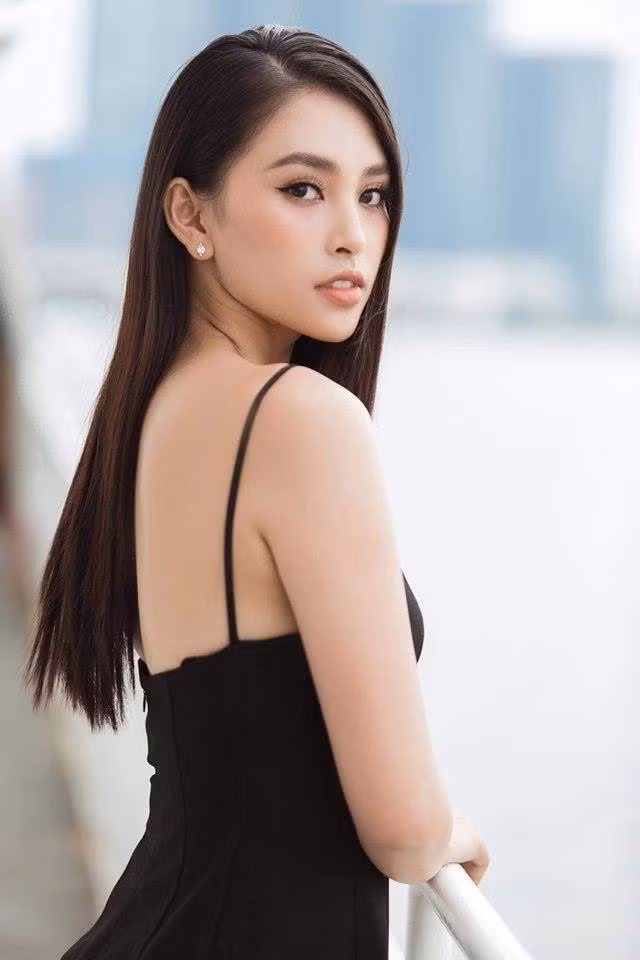 Nếu như hầu hết mọi người đều than thở vì tăng cân do ăn quá nhiều khi ở trong nhà các ly thì ngược lại, Tiểu Vy vẫn tự tin khoe vòng con vô cùng săn chắc và quyến rũ.