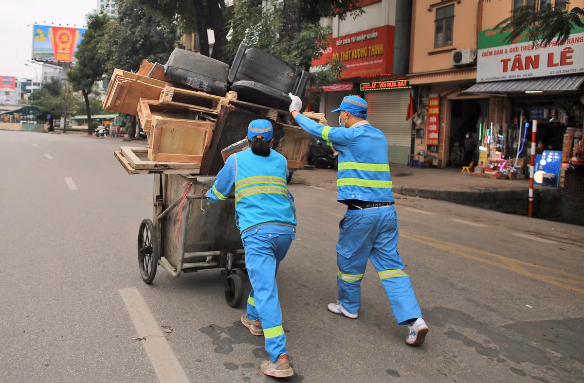 Những loại rác cồng kềnh được người dân đổ ra phố dịp cuối năm.