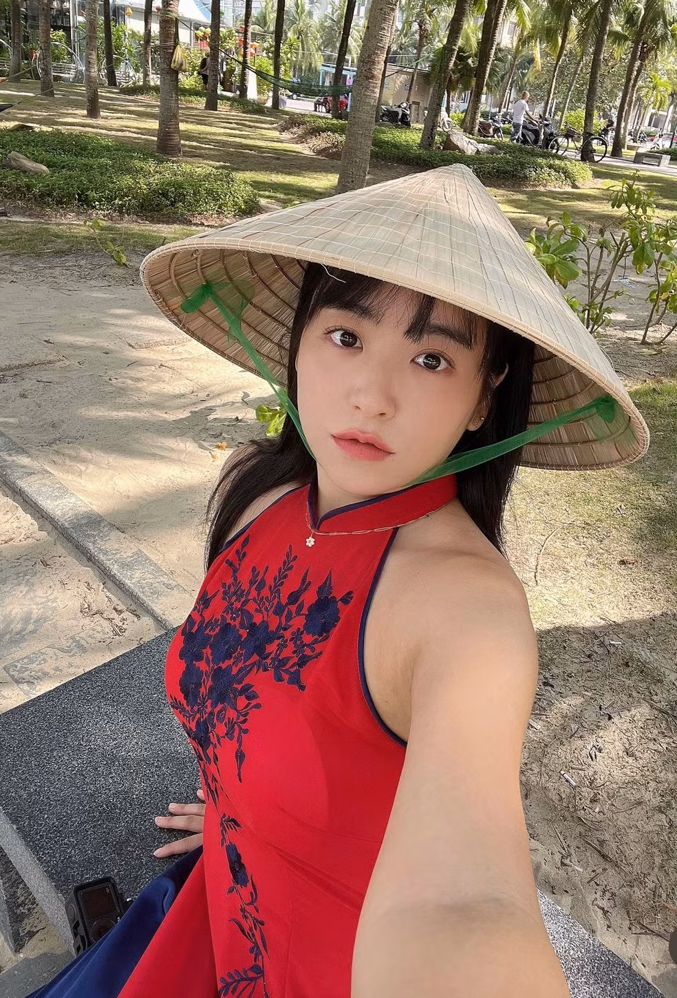 Hiện tại, netizen đã tìm ra danh tính của cô gái Hàn Quốc này. Đó là hot girl Sintto, sở hữu hơn 261k follow trên YouTube và hơn 64k follow trên Instagram.
