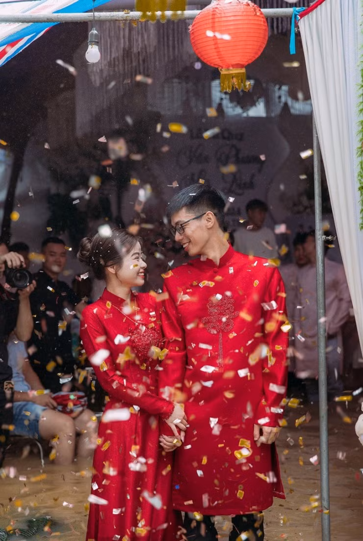 Phương và Linh tổ chức đám hỏi và đám cưới trong cùng một ngày. Nhà trai ở huyện Yên Phong, tỉnh Bắc Ninh, không bị ngập nên vẫn tổ chức lễ cưới, đãi cỗ khách khứa như bình thường. Riêng nhà gái vì ngập quá sâu nên chỉ tổ chức đưa dâu chứ không mở cỗ.