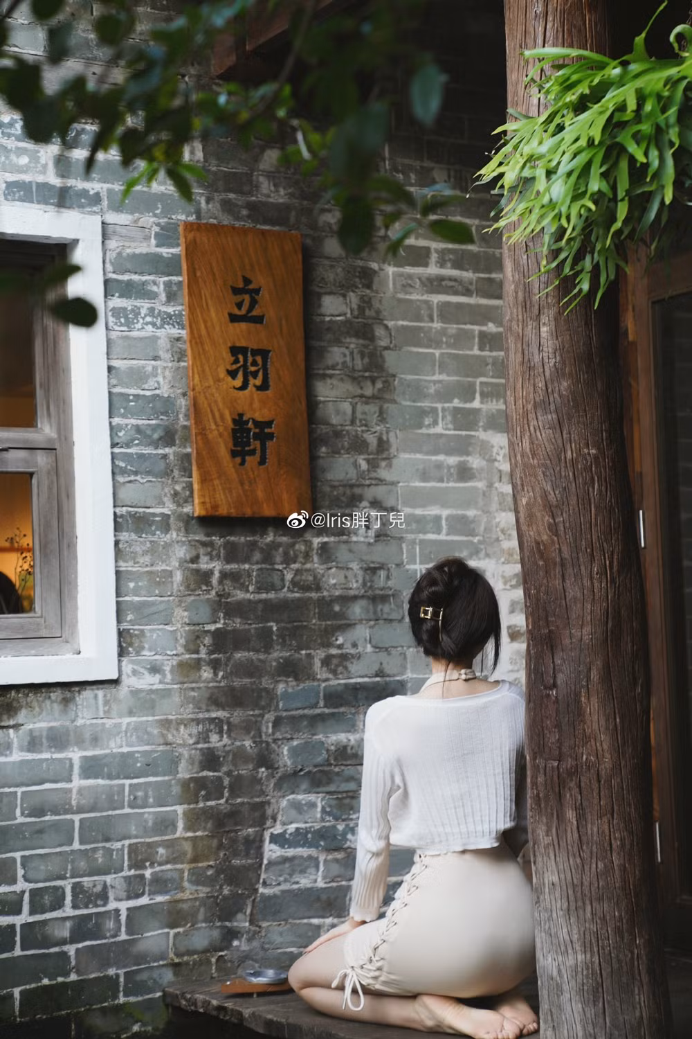 Iris mới tốt nghiệp cấp 3 năm 2021. Cô nàng thu hút sự chú ý của cư dân mạng nhờ ngoại hình xinh đẹp.