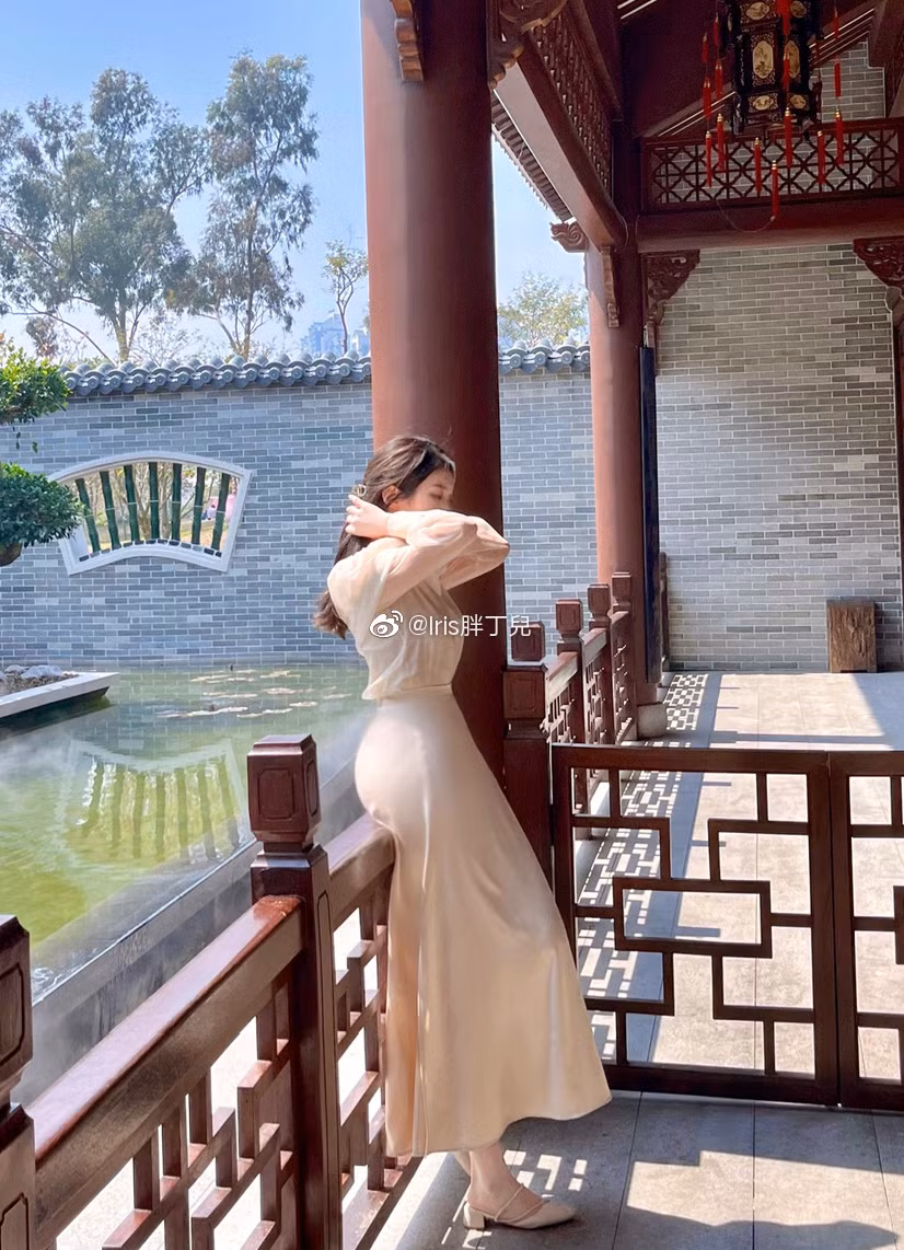 Trước khi tốt nghiệp gái xinh này ăn vận có phần trẻ con đúng với lứa tuổi, sau khi rời ghế nhà trường Iris thoải mái mặc những gì mình muốn.