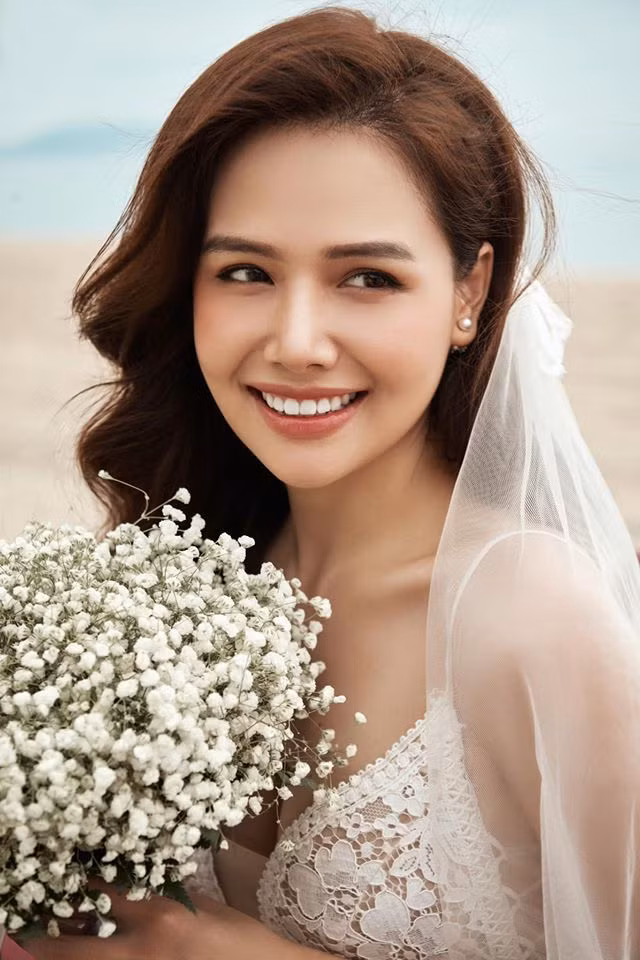 Dân tình đùa rằng hot girl xinh đẹp này chính là người truyền cảm hưng khiến dân tình muốn "cưới đi, chờ chi" luôn.