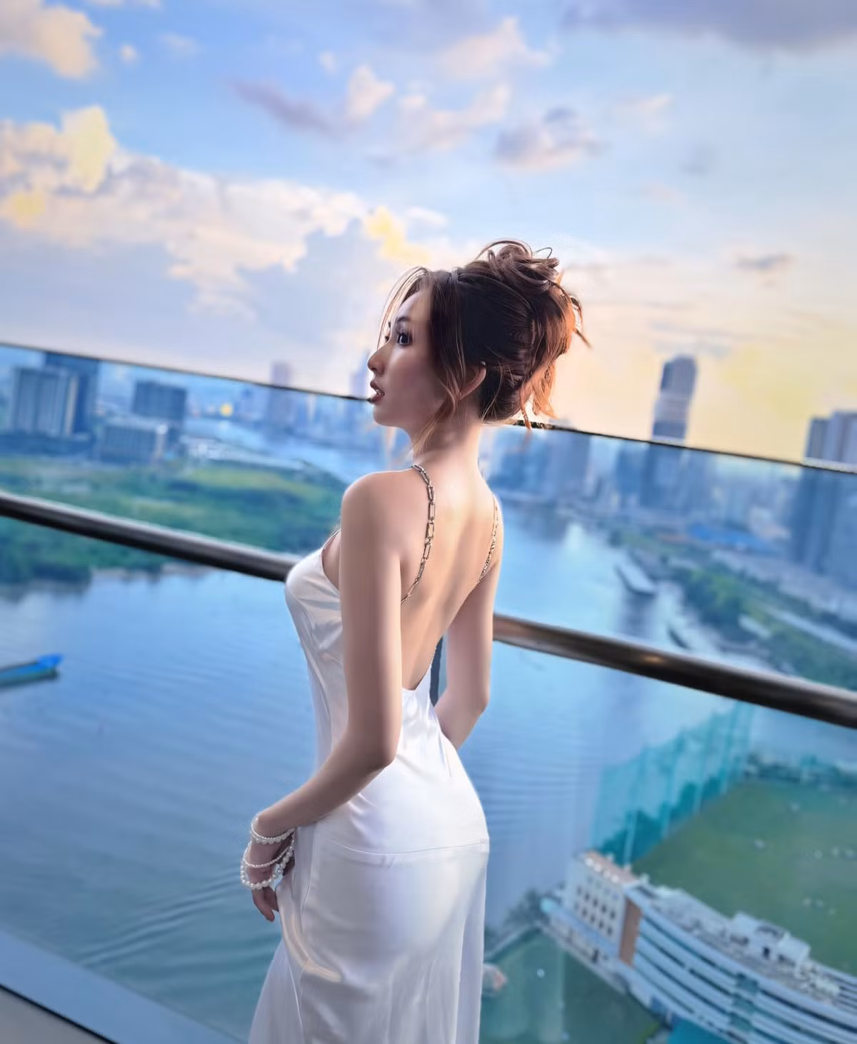 Sự sáng tạo kết hợp với ngoại hình nổi bật của Thanh Mèo đã giúp trào lưu váy “băng keo” trở nên gần gũi và hấp dẫn hơn đối với giới trẻ.