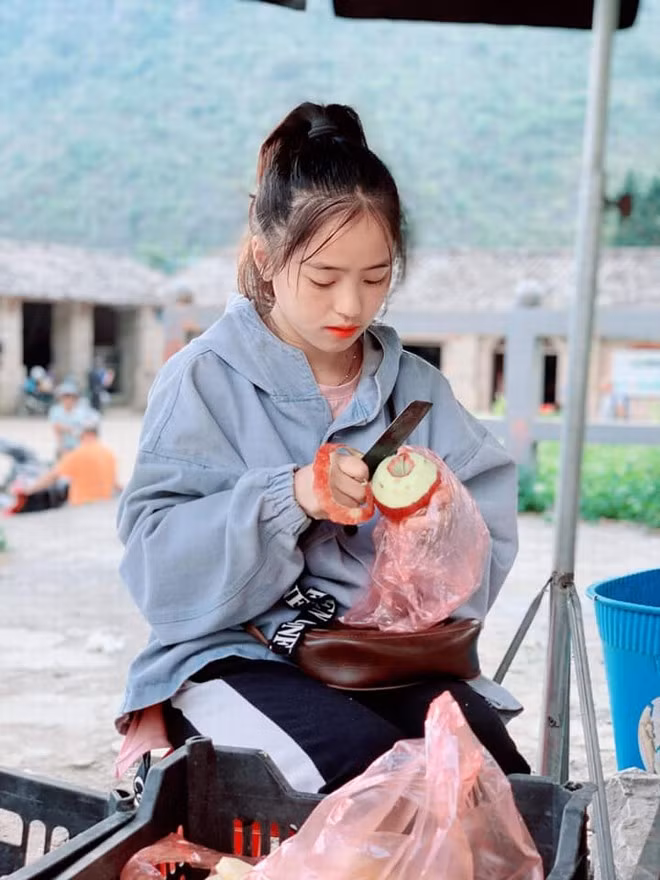 Gương mặt dễ thương, làn da hồng hào đáng yêu, đôi mắt biết cười và khoé miệng xinh xinh của em gái bán lê Hà Giang khiến người khác khó lòng rời mắt.