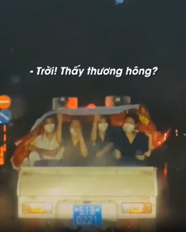 Xot xa tinh nguyen vien chong dich co ro giua con mua Sai Gon