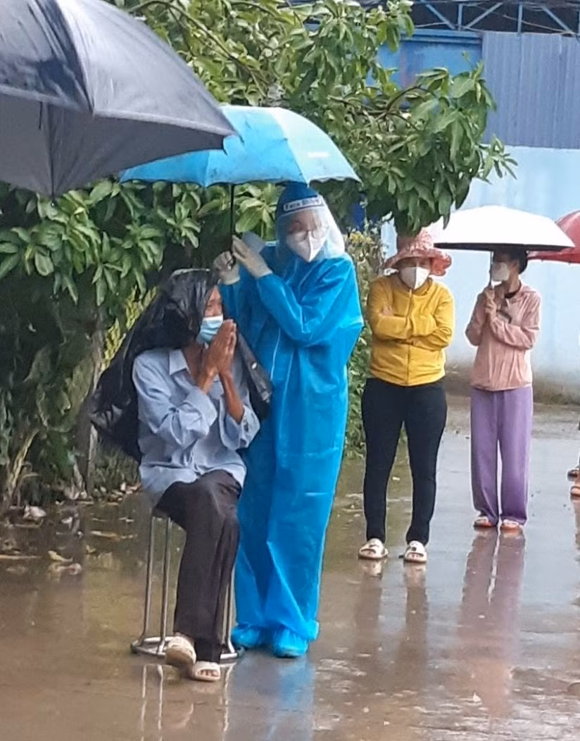 Với tinh thần, sức trẻ và đặc biệt với khẩu hiệu "Không Ai Bị Bỏ Lại Phía Sau", sức trẻ Việt Nam được thể hiện rõ ràng những lúc đất nước khó khăn như hiện tại.