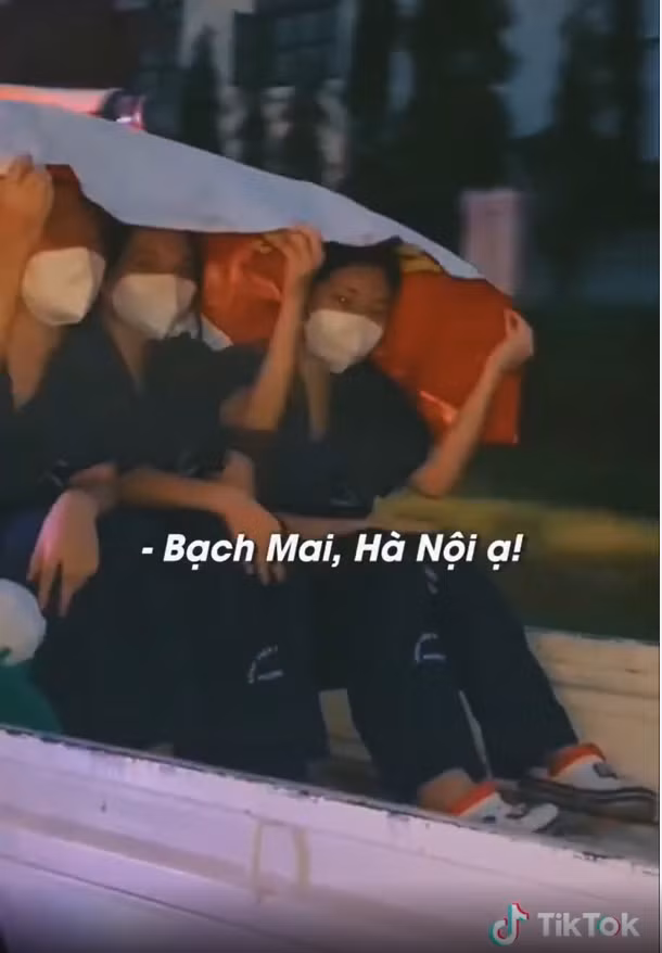 Mới đây, netizen đã truyền tay nhau video ghi lại cảnh tượng vô cùng xúc động về một nhóm sinh viên tình nguyện đang tham gia chống dịch tại TP HCM.