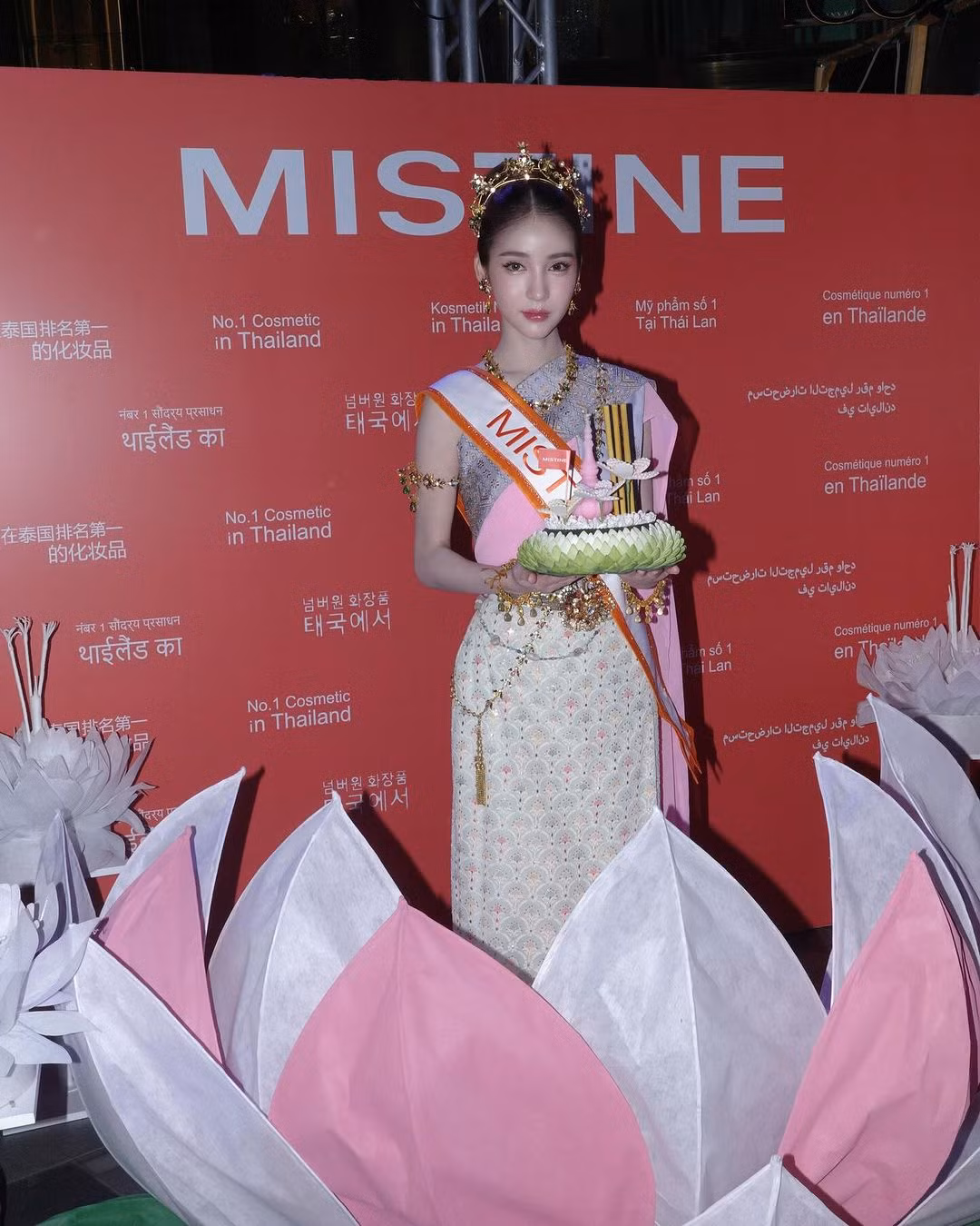 Những hình ảnh trong lễ hội Loy Krathong 2023 vừa qua của Yoshi cũng nhận về nhiều bình luận khen ngợi của cư dân mạng.