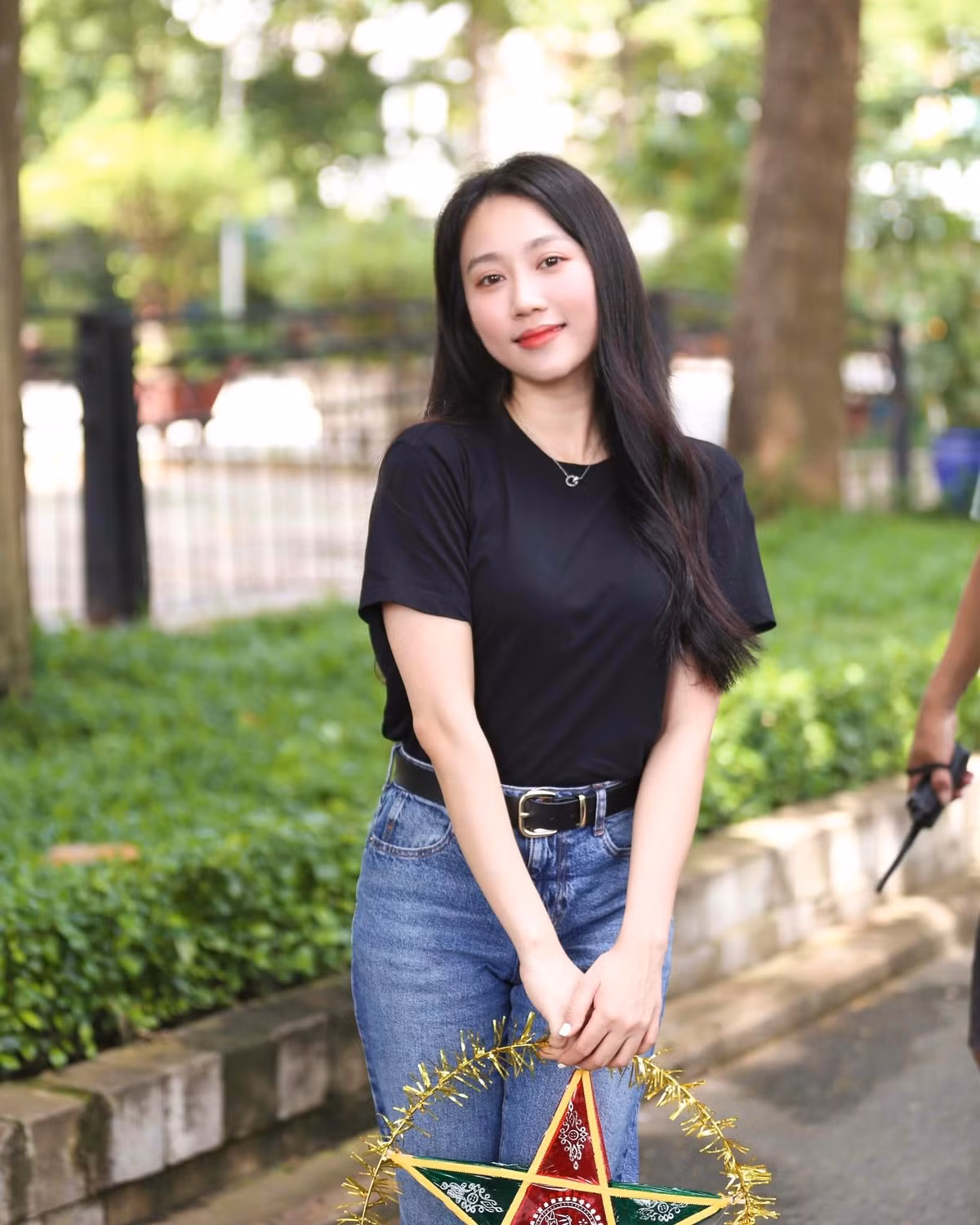 Theo lời kể của Hồng Loan thì Tiến Linh đã "ái mộ" cô từ khi xem MV "Âm thầm bên em" nhưng sau này mới chủ động kết bạn, làm quen trên mạng xã hội.