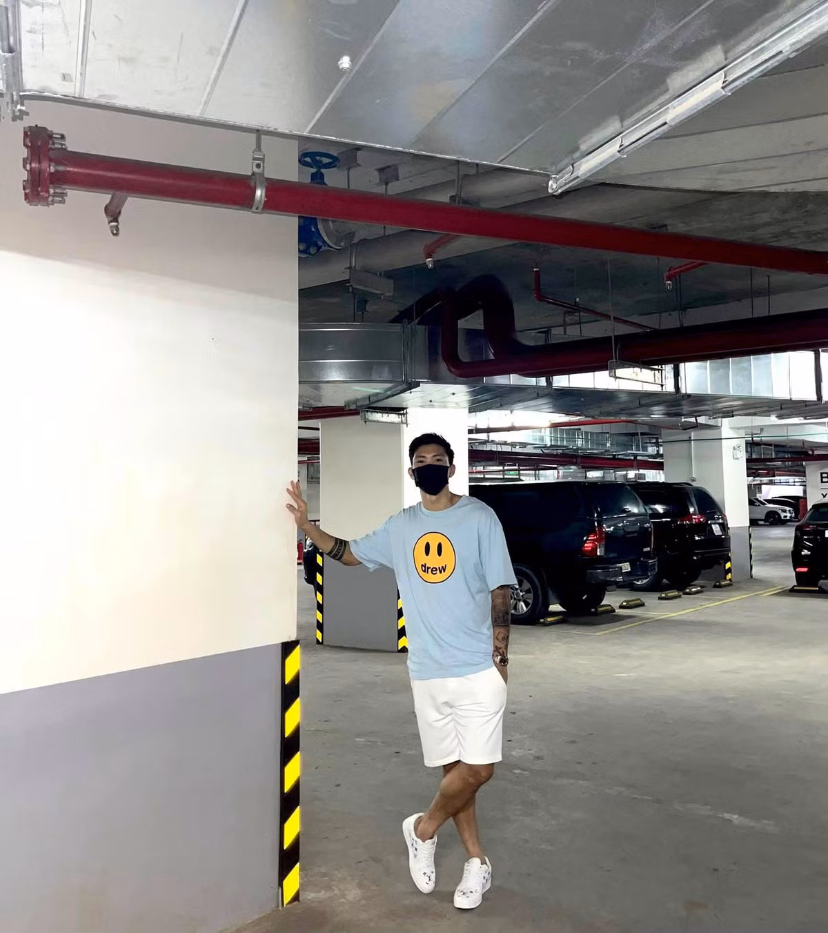 Đó cũng là lần đầu tiên, Văn Hậu và Hải My có khoảnh khắc tình tứ thế này từ khi tin đồn hẹn hò nổ ra. Ngoài ra, trong tấm hình còn có cô dâu Tố Uyên của Thành Chung, Hồ Tấn Tài và vợ sắp cưới Minh Hiếu, diễn viên Bảo Hân của Về Nhà Đi Con.