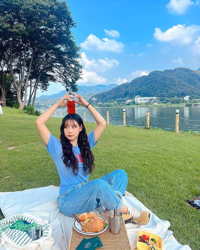Với trang phục đời thường thì Ji Boram thiên về phong cách năng động chẳng hạn như phối áo thun với quần jean ống suông, váy maxim hoặc mix áo bra thể thao với quần linen và khoác thêm một lớp áo mỏng ở bên ngoài.