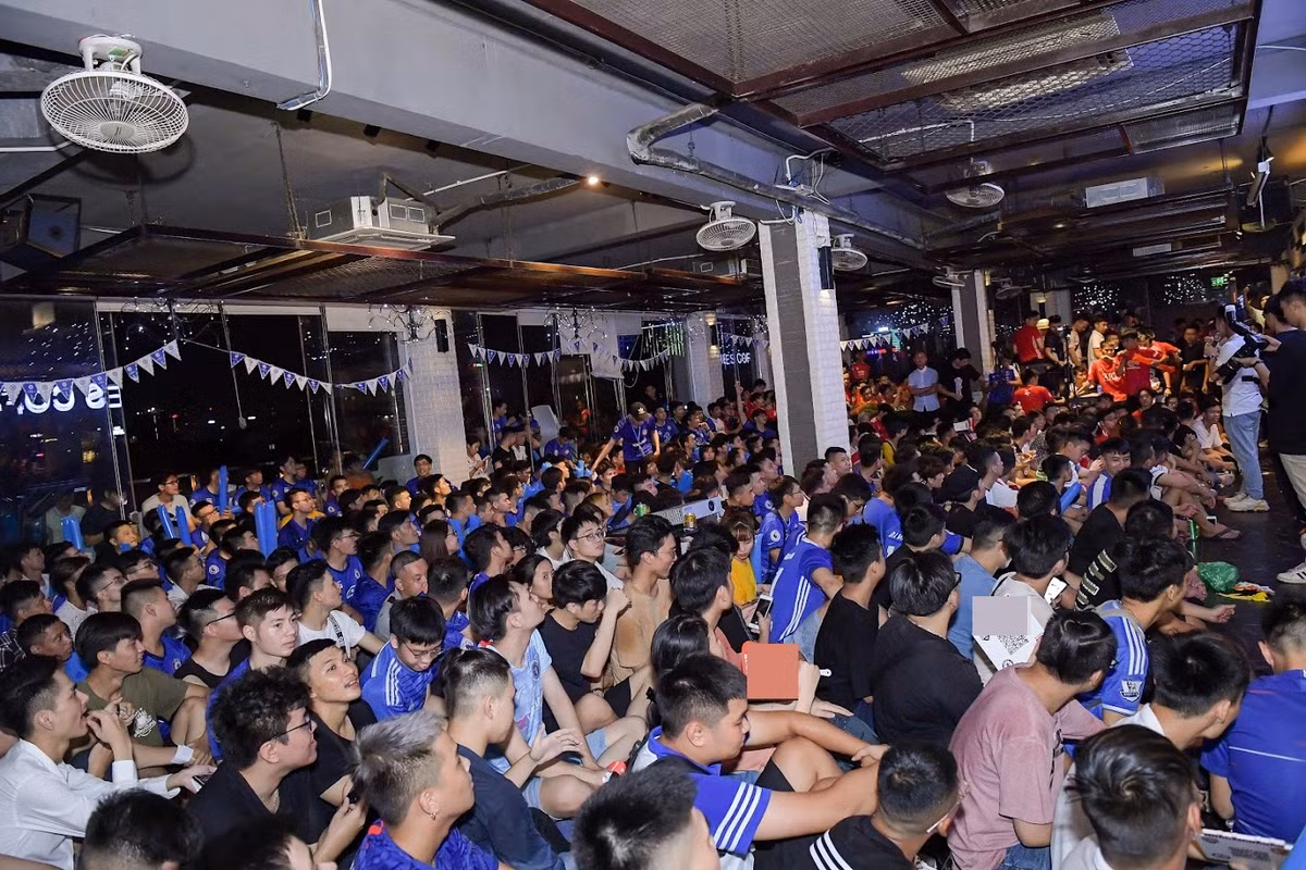 Fan Chelsea và MU xuyên đêm "xem chung" trận bán kết FA Cup Fan Chelsea va MU xuyen dem