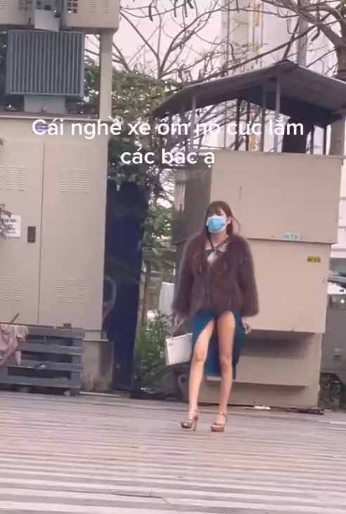 Kèm theo hình ảnh cô gái ăn mặc phản cảm là caption: "Cái nghề xe ôm nó cực lắm các bác ạ".
