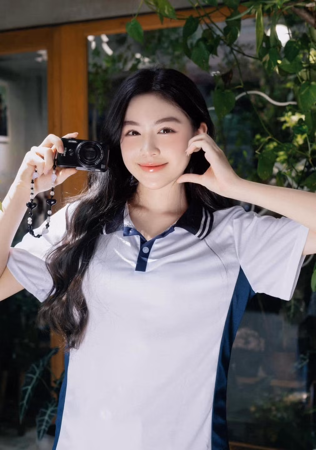 Lọ Lem gây ấn tượng với gương mặt cùng những đường nét thanh toát, nhẹ nhàng. Không những vậy, cô còn toát lên khí chất, phong thái của một nàng thơ thanh xuân chính hiệu.