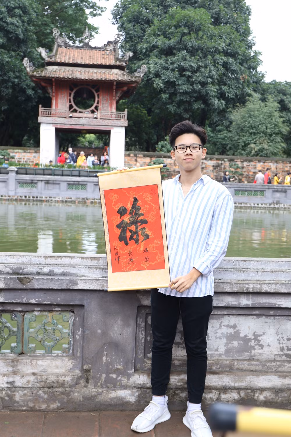 Tại khu vực Văn Miếu, ban tổ chức bố trí 8 bàn viết chữ thư pháp của 8 ông đồ khách mời.